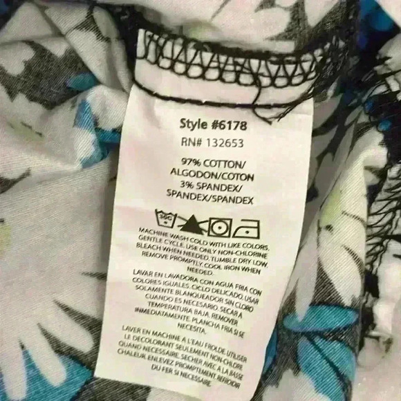 Wonder Flex Black, Teal and White Flowered Short Sleeve Scrub Shirt Size Large - Picture 9 of 10